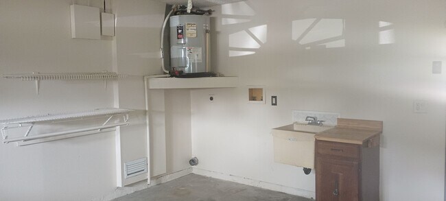 Building Photo - Beautiful 2 bedroom 2 bathroom house 1 car...