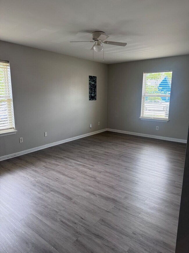 Building Photo - AVAILABLE NOW!!