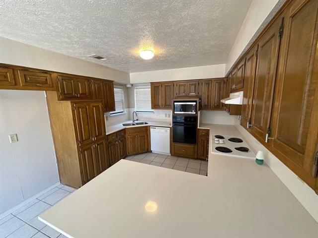 Building Photo - 1900 Tree House Ln