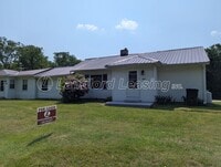 Building Photo - Country Living Spacious Ranch Duplex with ...