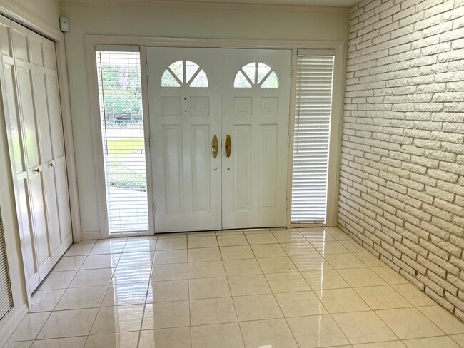 Building Photo - Classic waterfront Snell Isle Estates 3 Bed 2.5 Bath Home w/ private dock and boat lift!