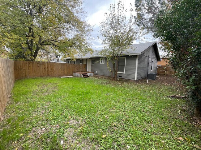 Building Photo - 107 W Texas Ave