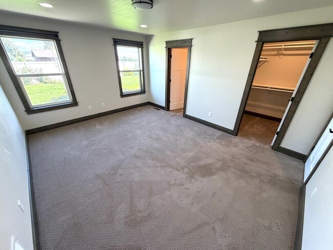 Building Photo - Single Level 3 Bed / 2 bath Home; Pet Friendly, Fenced back yard, Double car Garage