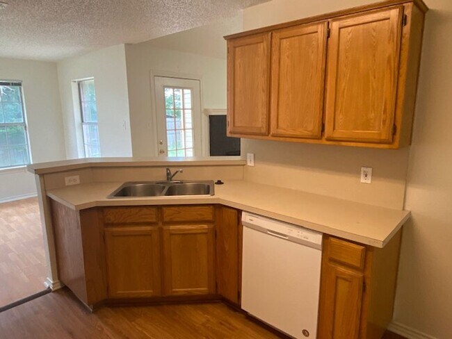 Building Photo - THREE BEDROOM TWO BATHROOM HOUSE