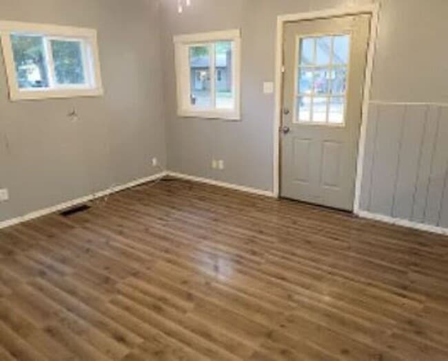 Building Photo - 3 Bedroom 1 Bath Home on the North Side