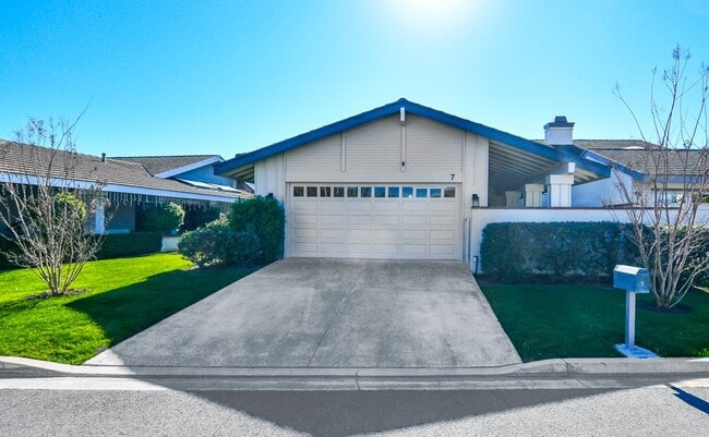 Building Photo - 7 Sandbar Dr