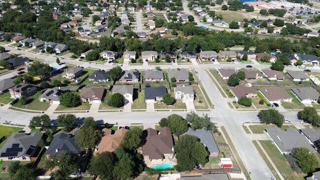 Building Photo - Beautiful 4-Bedroom Home with Spacious Bac...