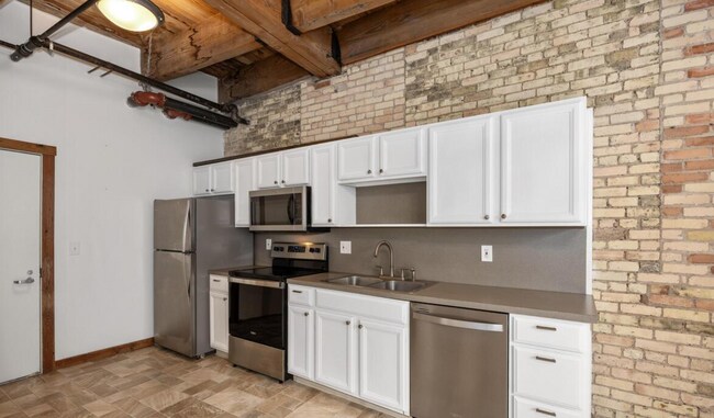 Building Photo - 940 Monroe Ave NW