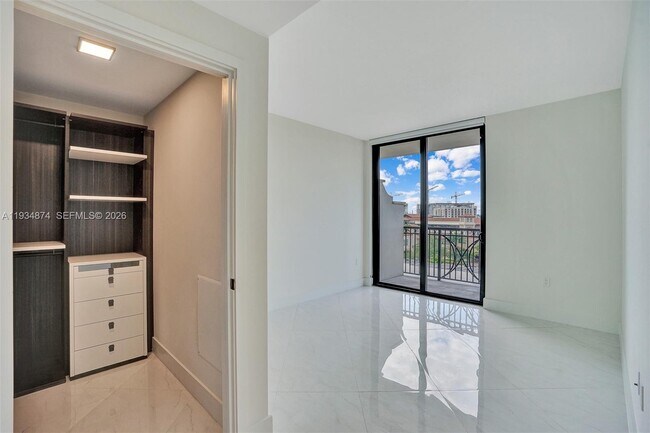 Building Photo - 301 Altara Ave