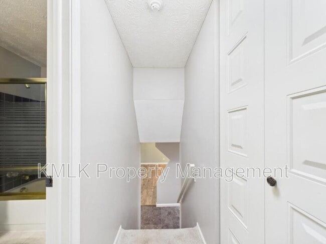 Building Photo - 874 Pleasant St