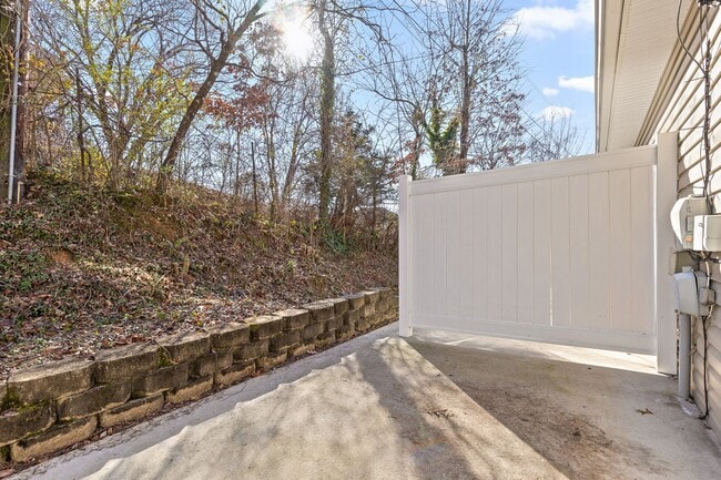 Building Photo - 3-bedroom 2-bathroom townhome now availabl...