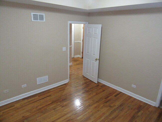 Building Photo - 2251 W Rosemont Ave