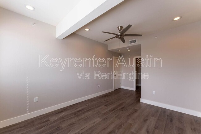 Building Photo - 604 N Bluff Dr