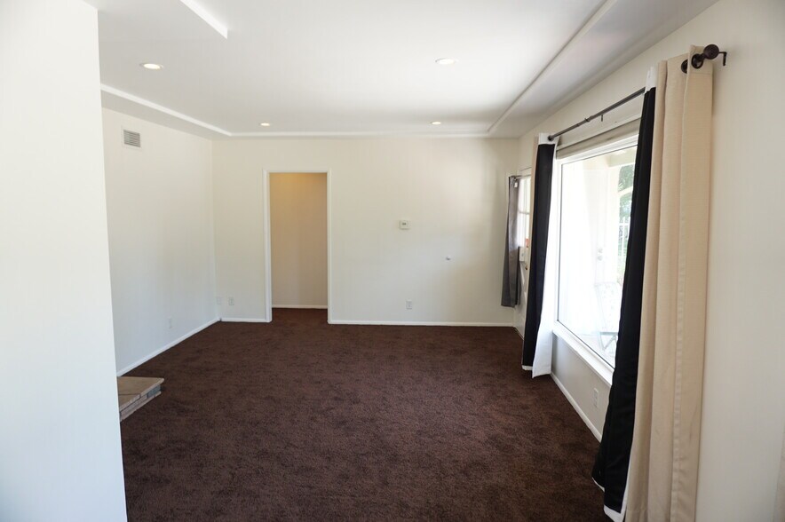 Building Photo - 10333 Jordan Ave