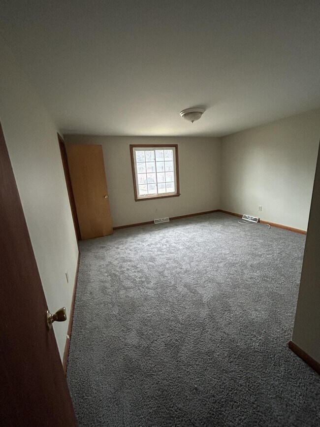 Building Photo - 34 Oakridge Dr