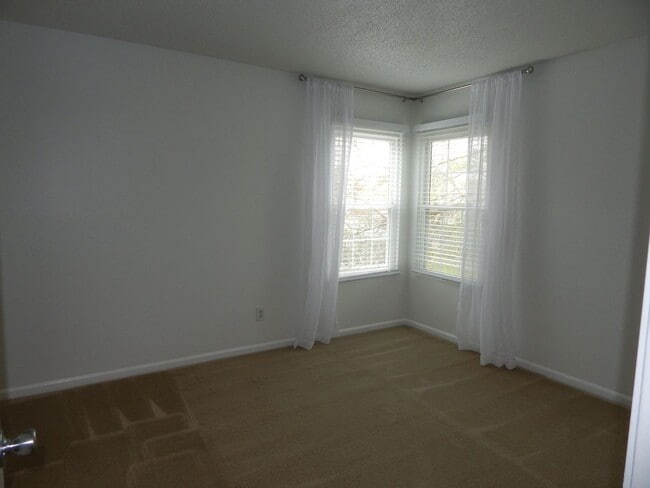 Building Photo - Spacious 2 Bedroom and 2 Full Bath Condominium