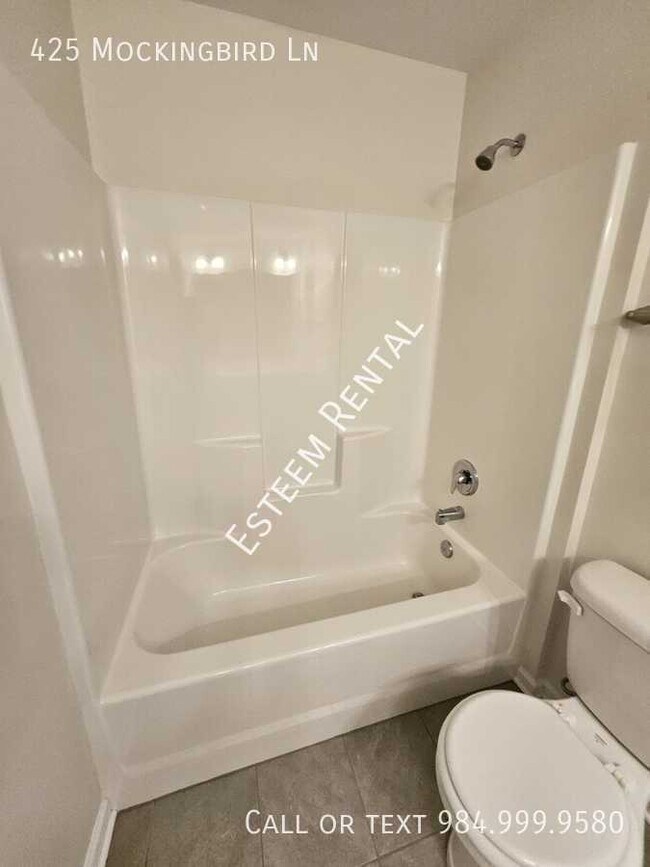 Building Photo - 425 Mockingbird Ln