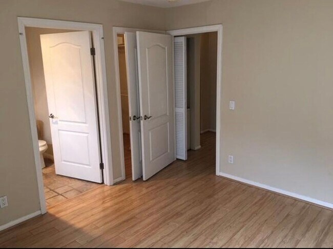 Building Photo - Minutes to the beach - Del Mar Villas -  available now