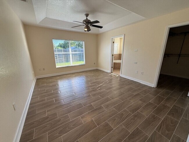 Building Photo - Beautiful single family Home.