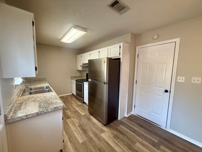 Building Photo - 13907 Rockinghorse Ln