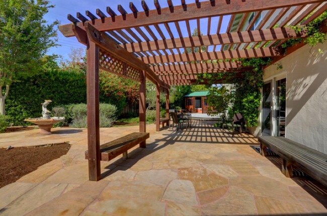 Building Photo - Executive 5BR Home with Private Backyard Retreat