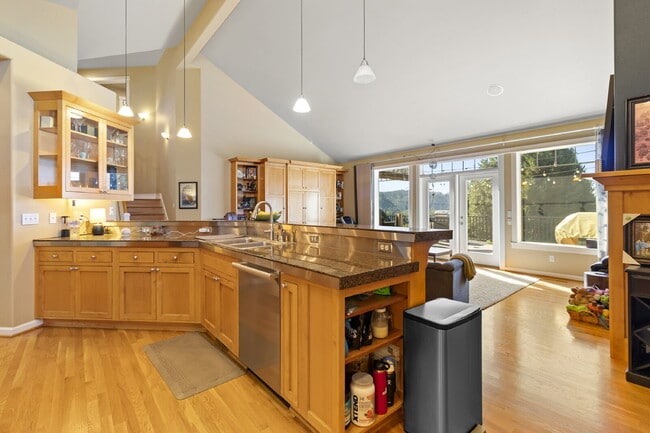 Building Photo - Beautiful, 5-Bedroom, Spacious, Damascus Home with Incredible Views