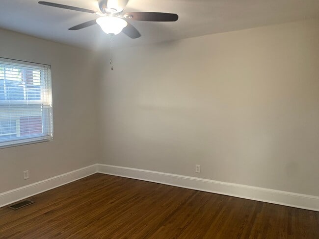 Building Photo - Adorable Two Bedroom Duplex in Plaza Midwo...