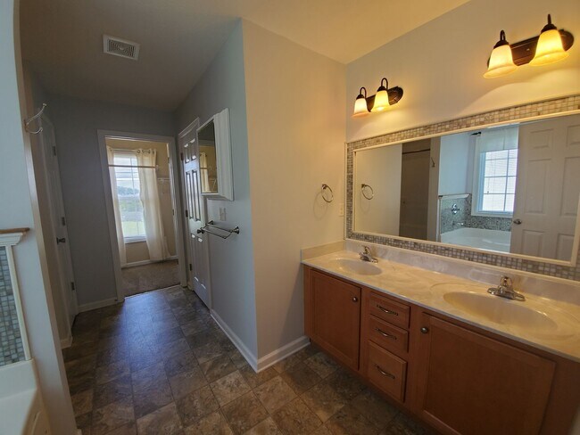 Building Photo - 4 Bedroom 3 Full Bath + Bonus Room
