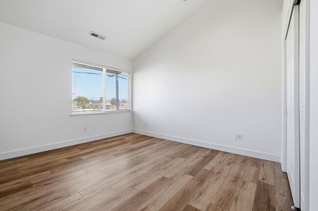 Building Photo - Great Townhome with Attached Garage!