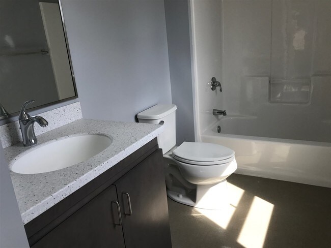 Building Photo - 15 E Ridge Dr