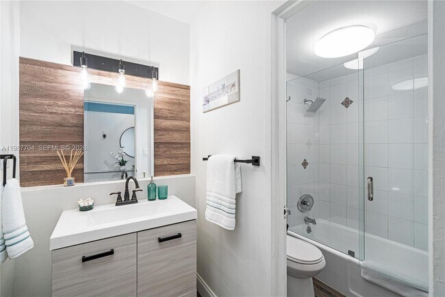 Building Photo - 100 Lincoln Rd