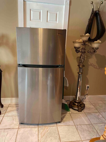 Building Photo - 176 Schools Dr