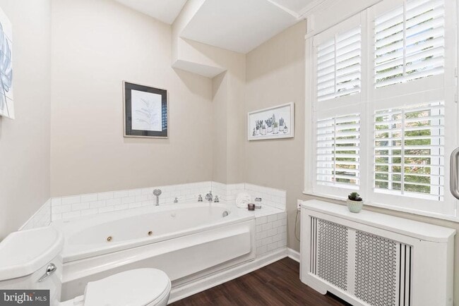 Building Photo - 858 S Front St