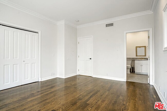 Building Photo - 116 N Palm Dr