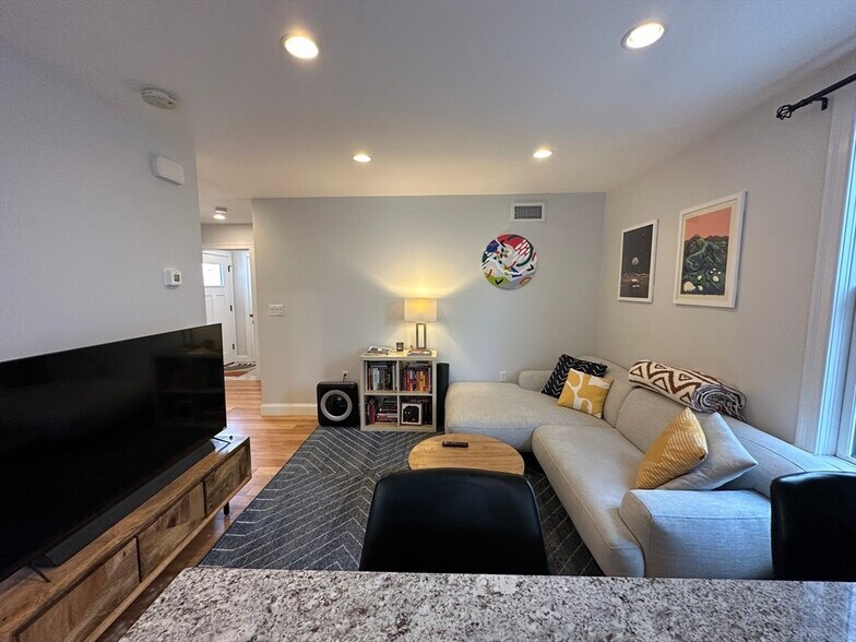 Building Photo - 38 Porter St