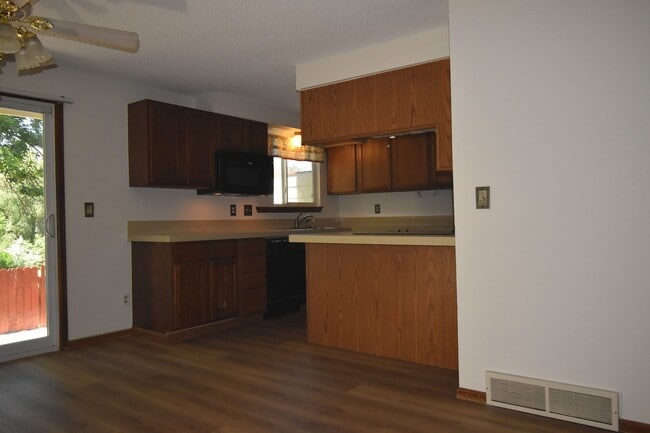 Building Photo - GREAT 3 BEDROOM/2 BATHROOM TOWNHOME WITH NEW PAINT & FLOORING. AVAILABLE 5/23.
