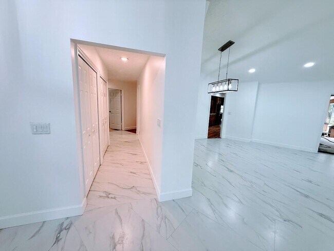 Building Photo - 465 SE Naranja Ave