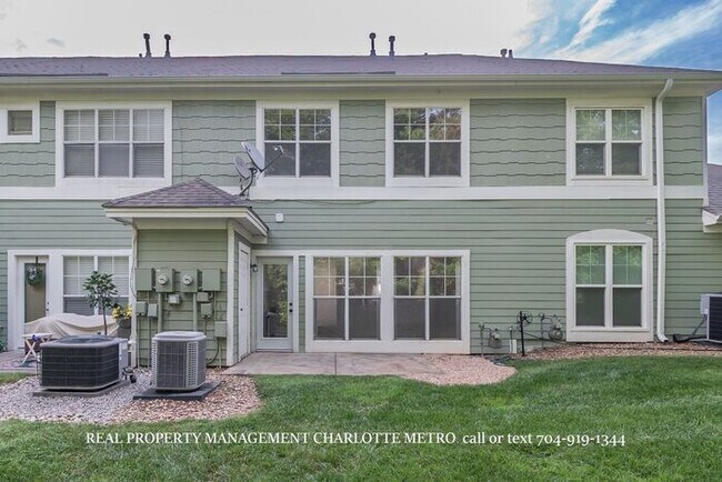 Building Photo - 3BR Townhome - Lake Living in Vineyard Point with Boat Slip Access Near Lake Norman