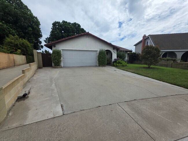 Building Photo - SPACIOUS 4BD/2BA WITH GARAGE, LAUNDRY AND ...