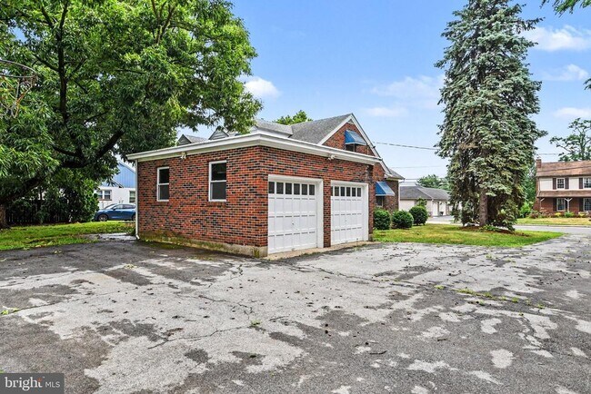 Building Photo - 125 W Governor Rd