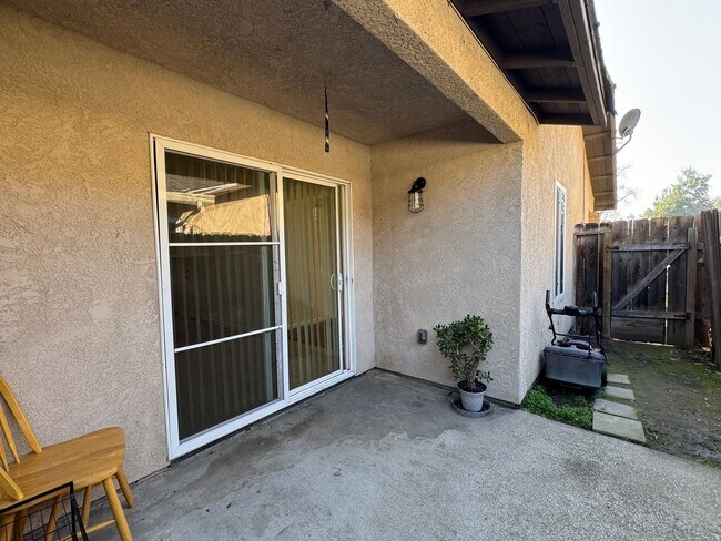 Building Photo - 3 Bed, 2 Bath Duplex in Quail Lakes Aea