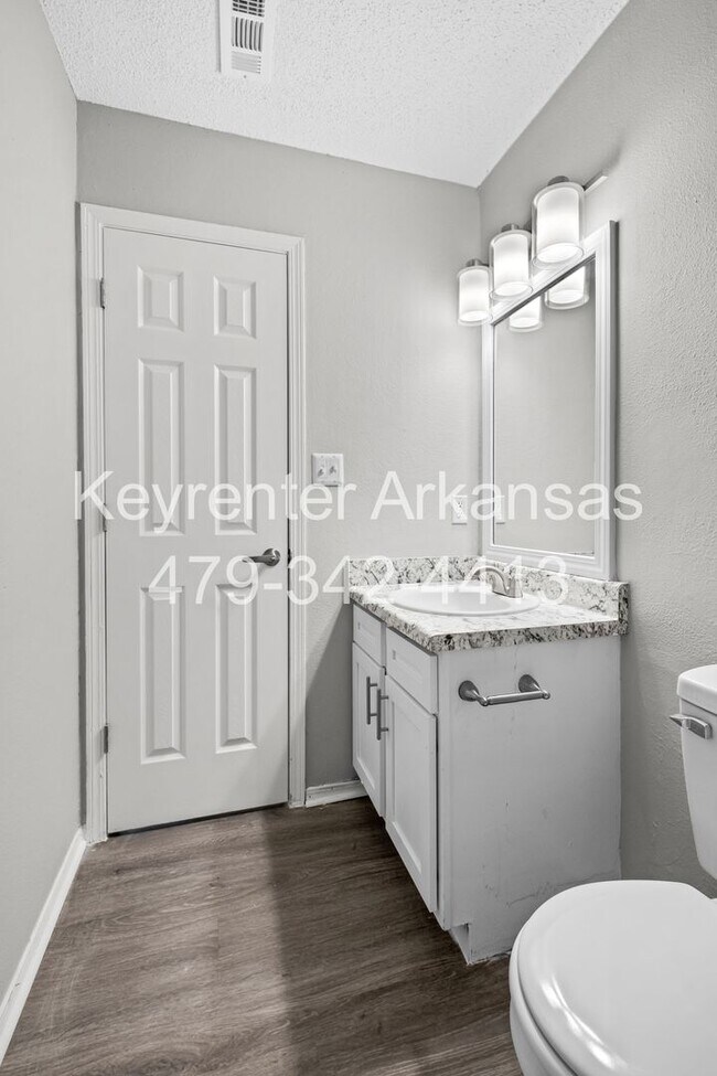 Building Photo - Newly Renovated Duplex in West Fayetteville!