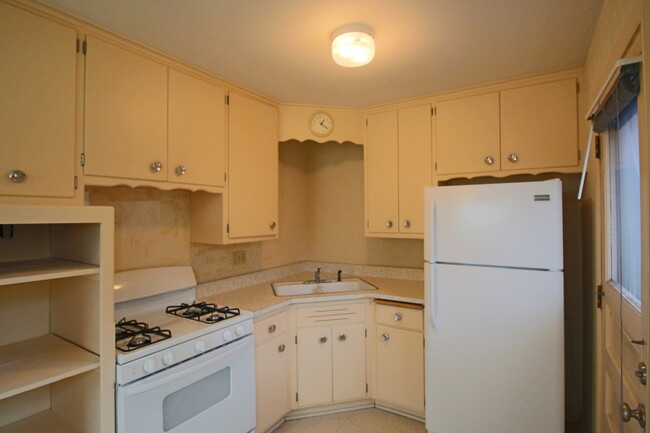 Primary Photo - APPLY NOW! Cozy 2 Bedroom Lower Apartment ...