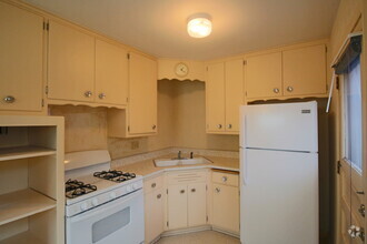 Building Photo - APPLY NOW! Cozy 2 Bedroom Lower Apartment ...