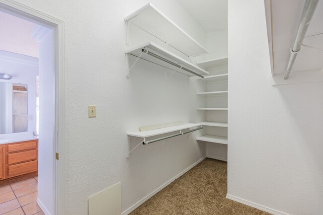 Building Photo - 3 Bedroom 2 Bath Home