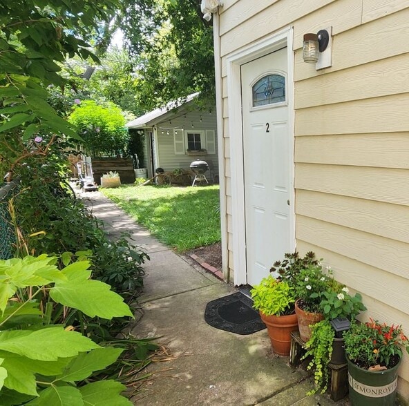 Private rear entrance - 2018 Lake St