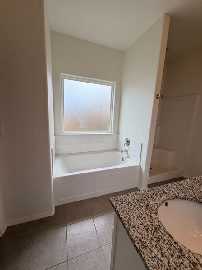 Building Photo - Beautiful 3BR/2BA House in Centerton with 2-Car Garage