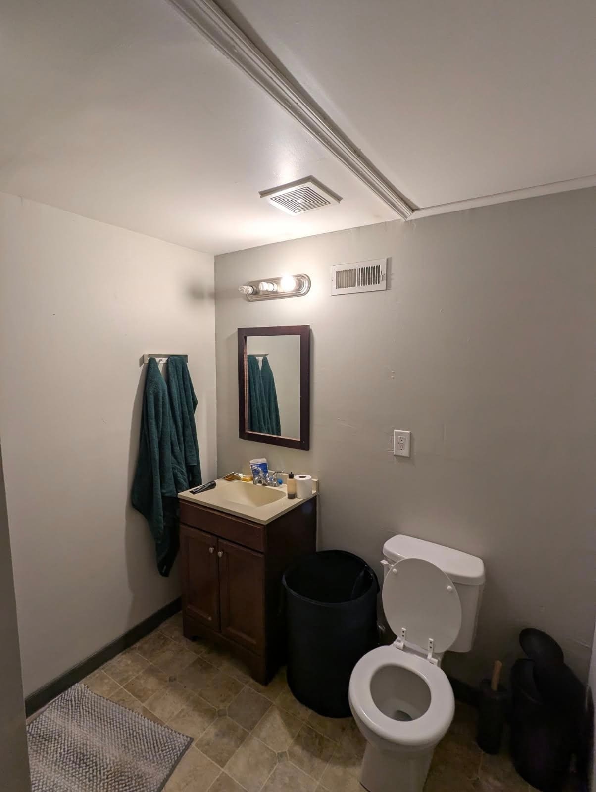 Building Photo - 404 W Broad St