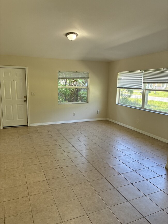 Building Photo - Beautiful 3/2 duplex