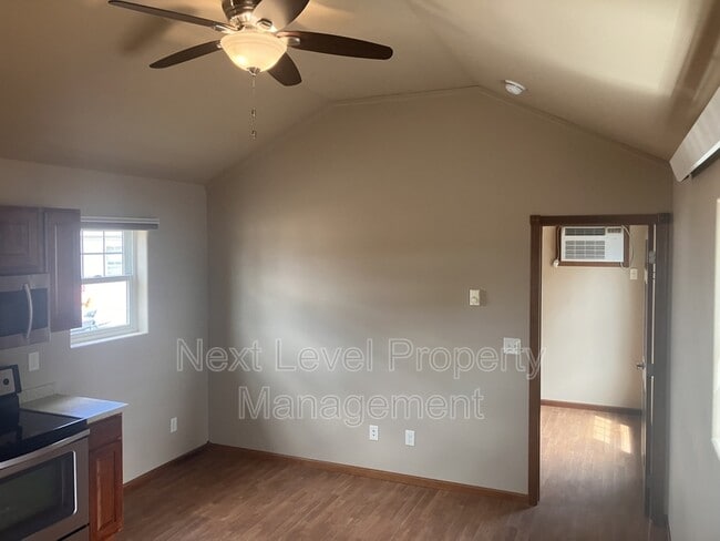 Building Photo - 111 E Cottonwood Dr